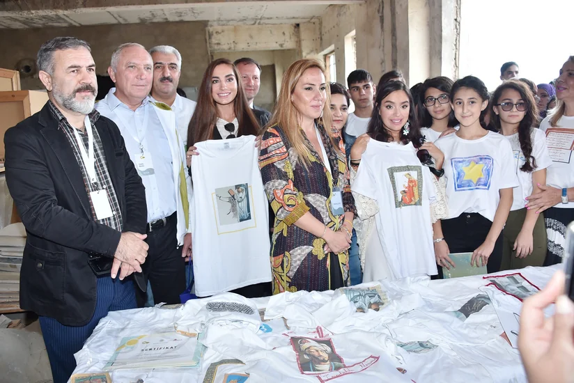 Leyla Əliyeva və Arzu Əliyeva “Açılan divar” ictimai incəsənət layihəsinin təqdimatında iştirak ediblər