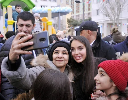 Leyla Əliyeva Səbail rayonunda abadlaşdırılan həyətin açılışında iştirak edib