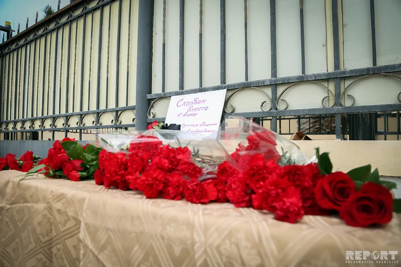 К посольству России в Баку возлагают цветы - ФОТО