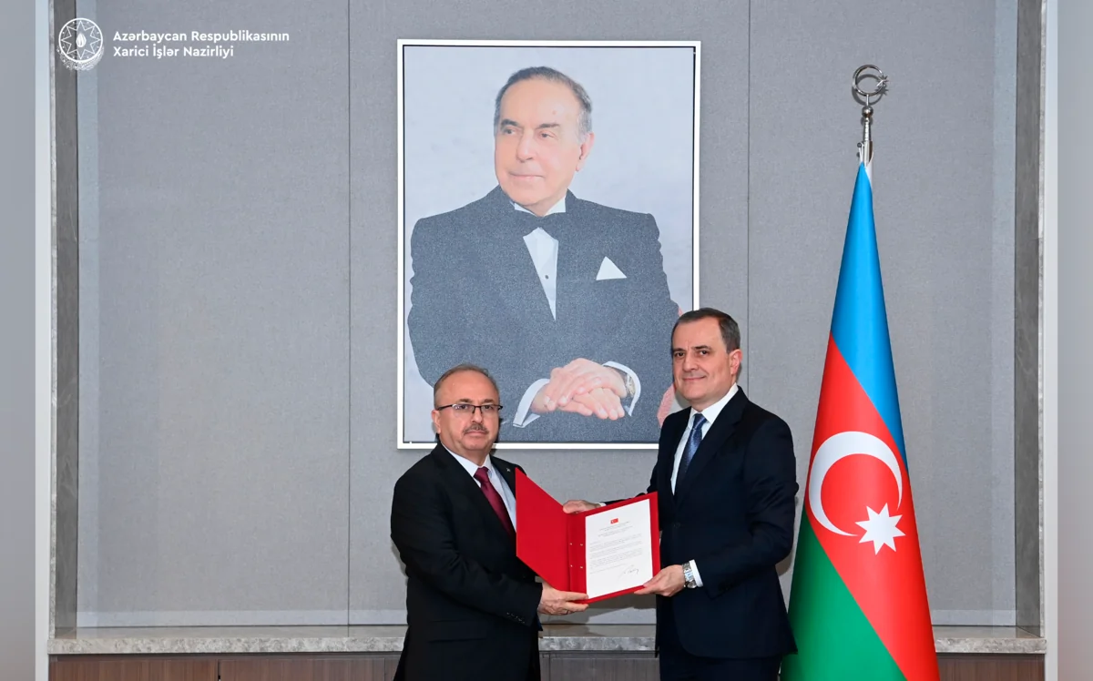 Birol Akgün etimadnaməsinin surətini Ceyhun Bayramova təqdim edib