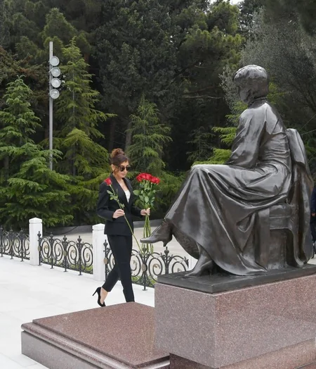 Azərbaycan Prezidenti ümummilli lider Heydər Əliyevin məzarını ziyarət edib - FOTO - YENİLƏNİB