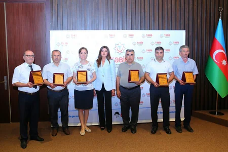 Prezidentin sərəncamı ilə təltif edilən tibb işçilərinə mükafatlar təqdim olunub