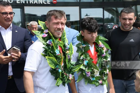 Yaponiyada medallar qazanmış Azərbaycan karateçiləri Vətənə qayıdıblar