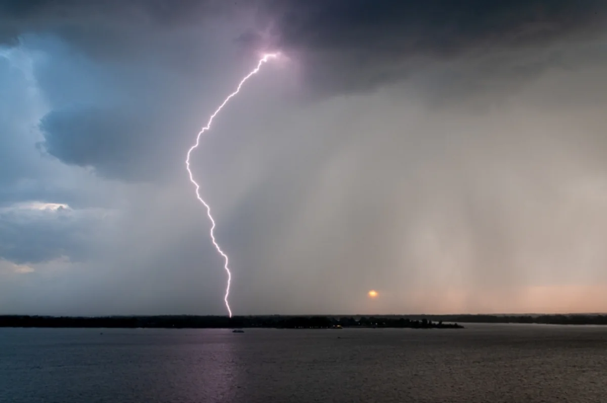 В Батуми турист выжил после удара молнии