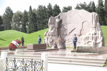 State and government officials commemorate Great Leader Heydar Aliyev - PHOTOS