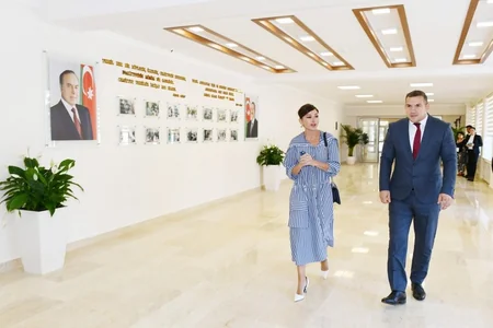 Первый вице-президент ознакомилась с созданными после реконструкции условиями в школе номер 113 в поселке Кюрдаханы