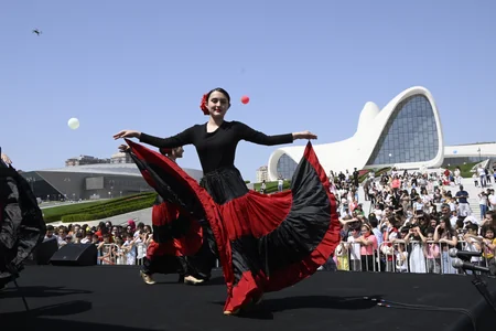 Heydər Əliyev Mərkəzinin parkında Uşaq festivalı keçirilib