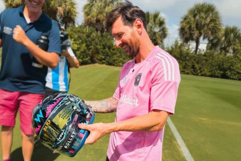 Formula 1 pilotu Messiyə dəbilqə hədiyyə edib