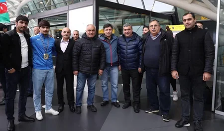 Avropa çempionatında uğur qazanan Azərbaycan cüdoçuları Vətənə qayıdıb - FOTO