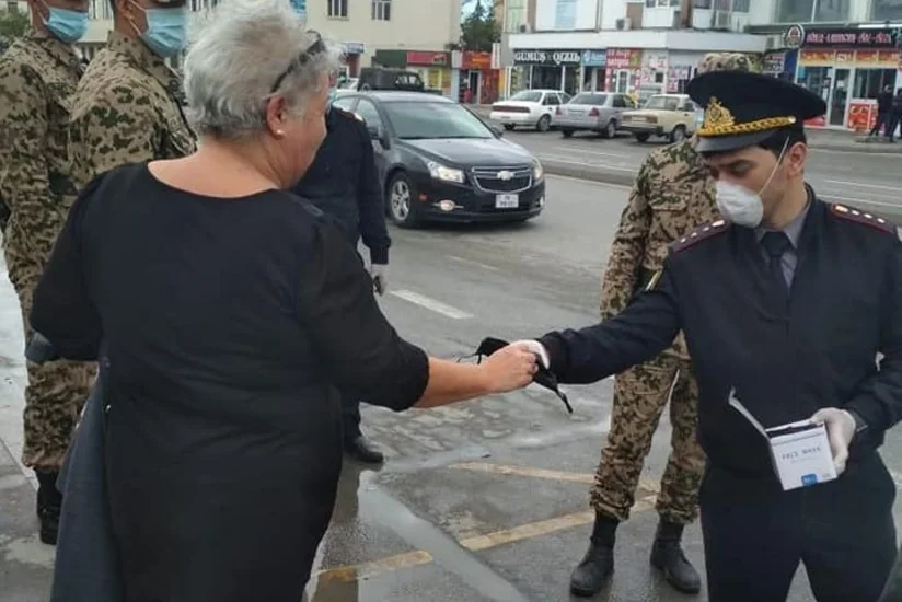 Bakı polisi vətəndaşlara tibbi maskalar payladı - VİDEO