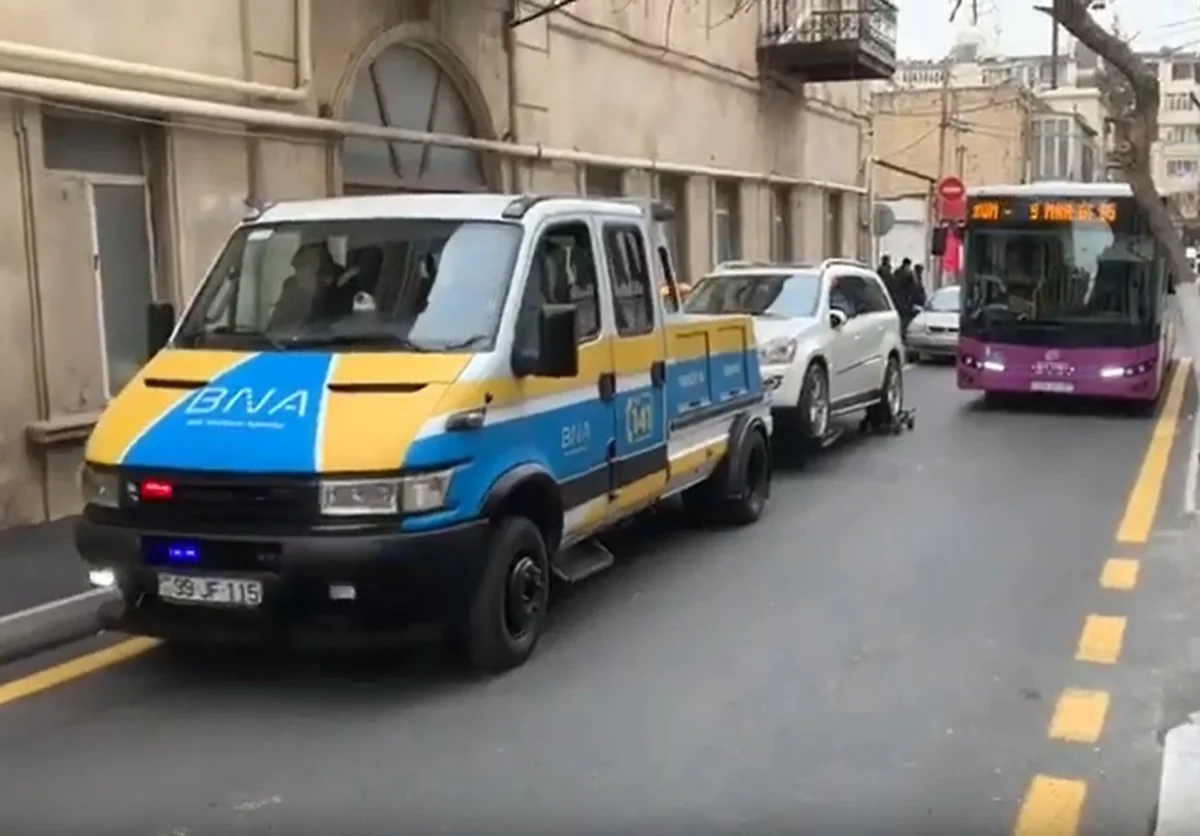 Bakıda yolu bağlamış minik avtomobili ərazidən təxliyyə edilib - VİDEO