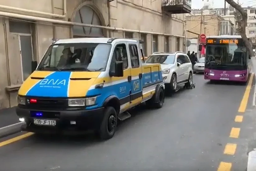 Bakıda yolu bağlamış minik avtomobili ərazidən təxliyyə edilib - VİDEO