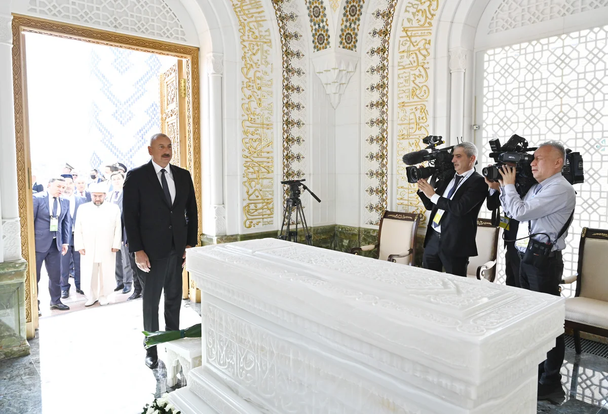 İlham Əliyev Özbəkistanın birinci Prezidenti İslam Kərimovun məqbərəsini ziyarət edib