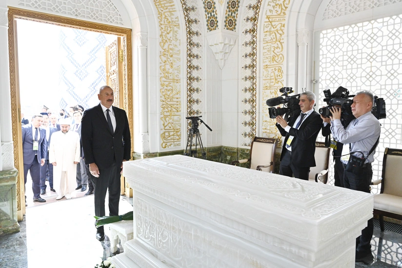 İlham Əliyev Özbəkistanın birinci Prezidenti İslam Kərimovun məqbərəsini ziyarət edib
