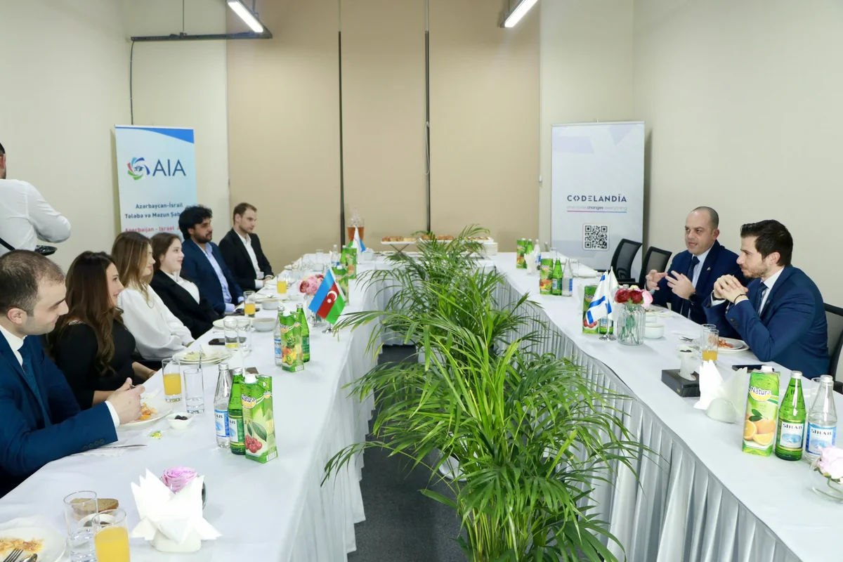 İsrail səfiri azərbaycanlı məzunlarla iftar süfrəsində görüşüb