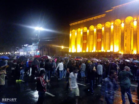 Tbilisidə aksiyaçılar baş nazirin istefasını tələb ediblər - FOTO