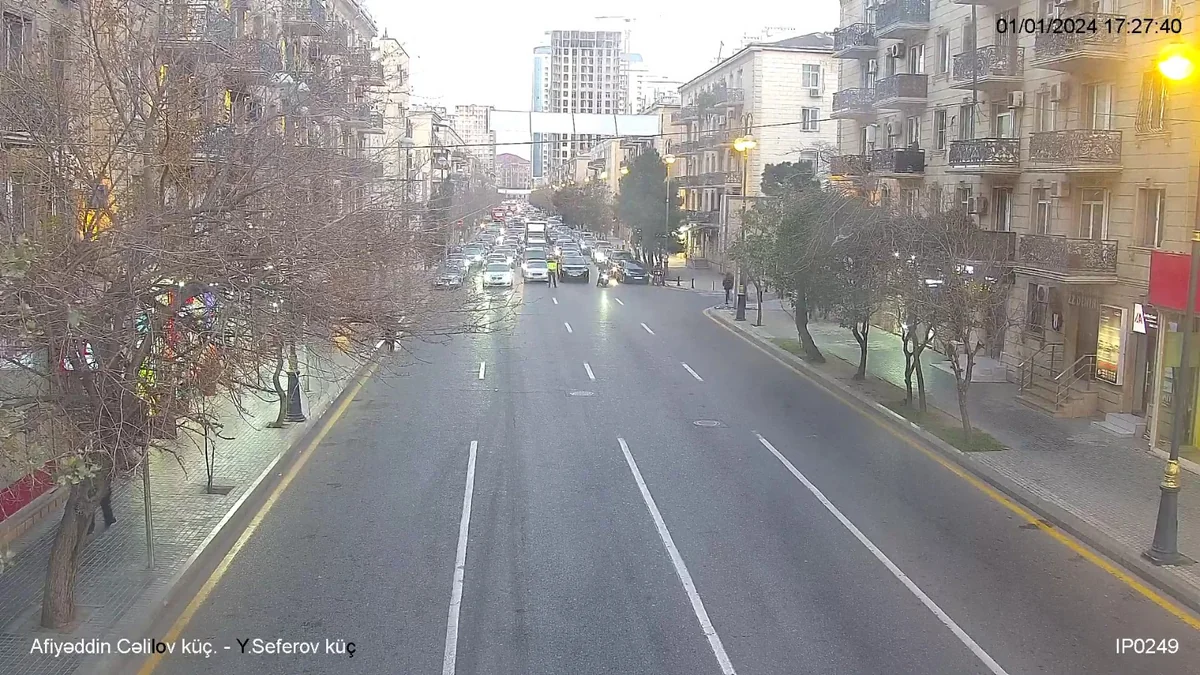 Bakının bir küçəsində avtomobillərin hərəkətinə məhdudiyyət tətbiq edilib