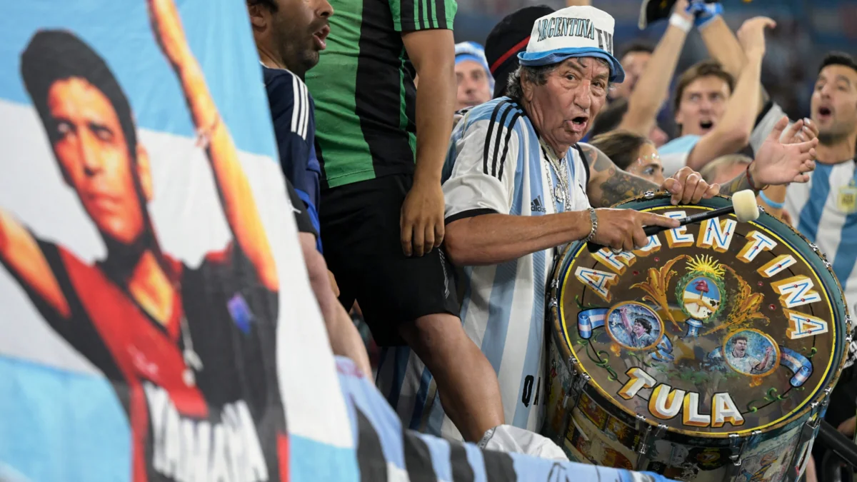 Argentina millisinin əfsanəvi azarkeşi dünyasını dəyişib