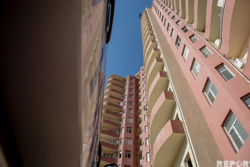 Bakıda gənc qız özünü 5-ci mərtəbədən atdı