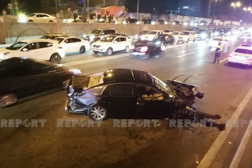 Тяжелое ДТП в Баку, есть пострадавшие