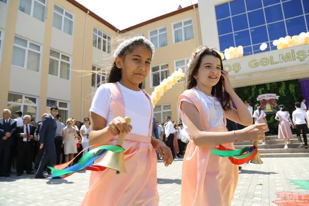 Təhsil naziri məcburi köçkün şagirdlərin Son zəngində  - FOTOREPORTAJ