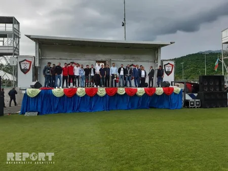 Qəbələ komandası kuboku rayon əhalisinə təqdim edib - FOTO