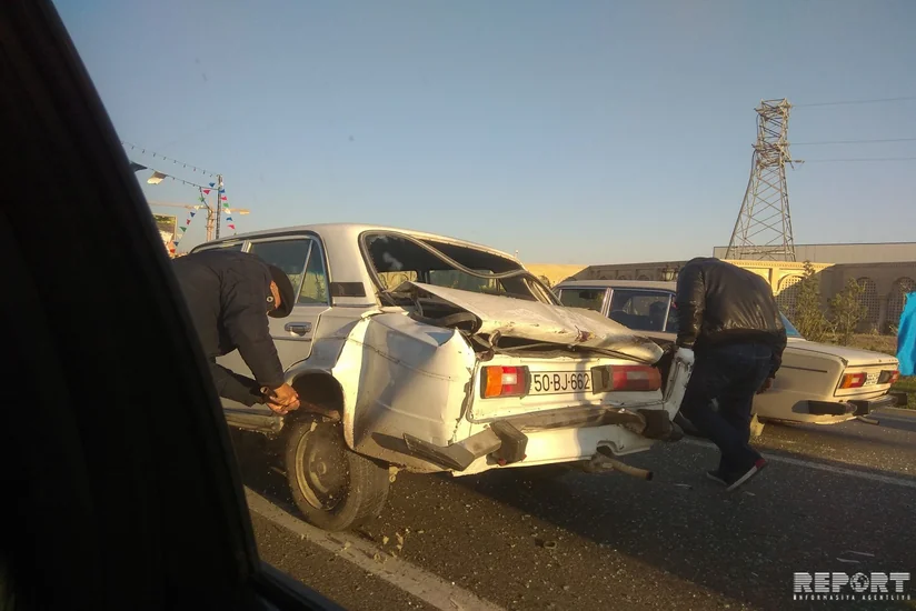 Sumqayıtda Mitsubishi VAZ-2106 ilə toqquşub
