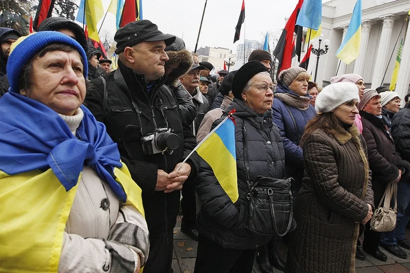 Cторонники Саакашвили требуют отставки Порошенко возле его дома - ВИДЕО