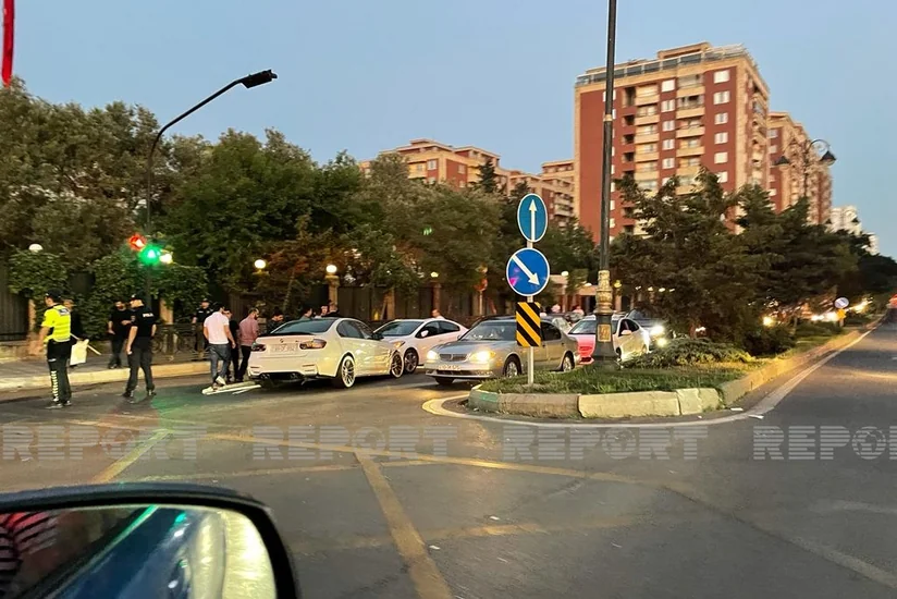 Bakıda üç avtomobil toqquşub, xəsarət alan var
