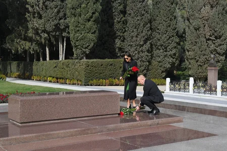 Prezident və birinci xanım Ümummilli Lider Heydər Əliyevin məzarını ziyarət ediblər