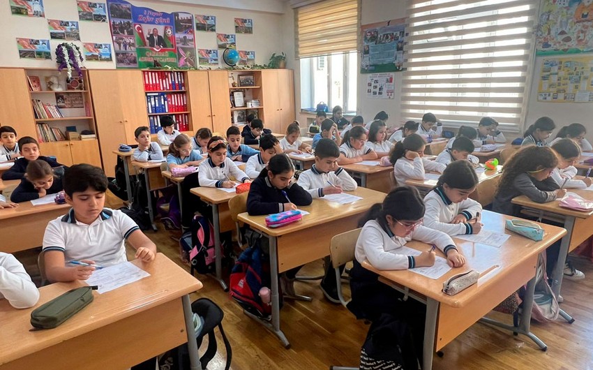 Nazir məktəblərdə dərsin başlama vaxtının dəyişdirilməsi məsələsindən danışıb