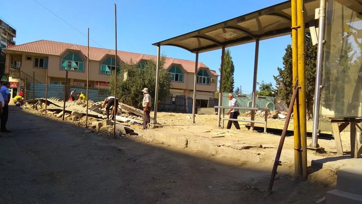 BNA: Avtobus dayanacağının ətrafına çəkilmiş dəmir hasar sökülüb