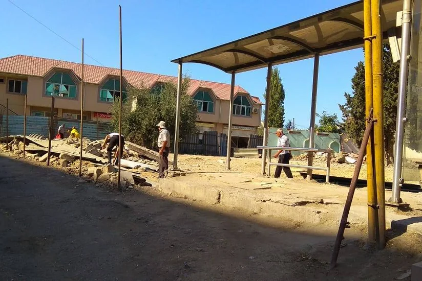 BNA: Avtobus dayanacağının ətrafına çəkilmiş dəmir hasar sökülüb