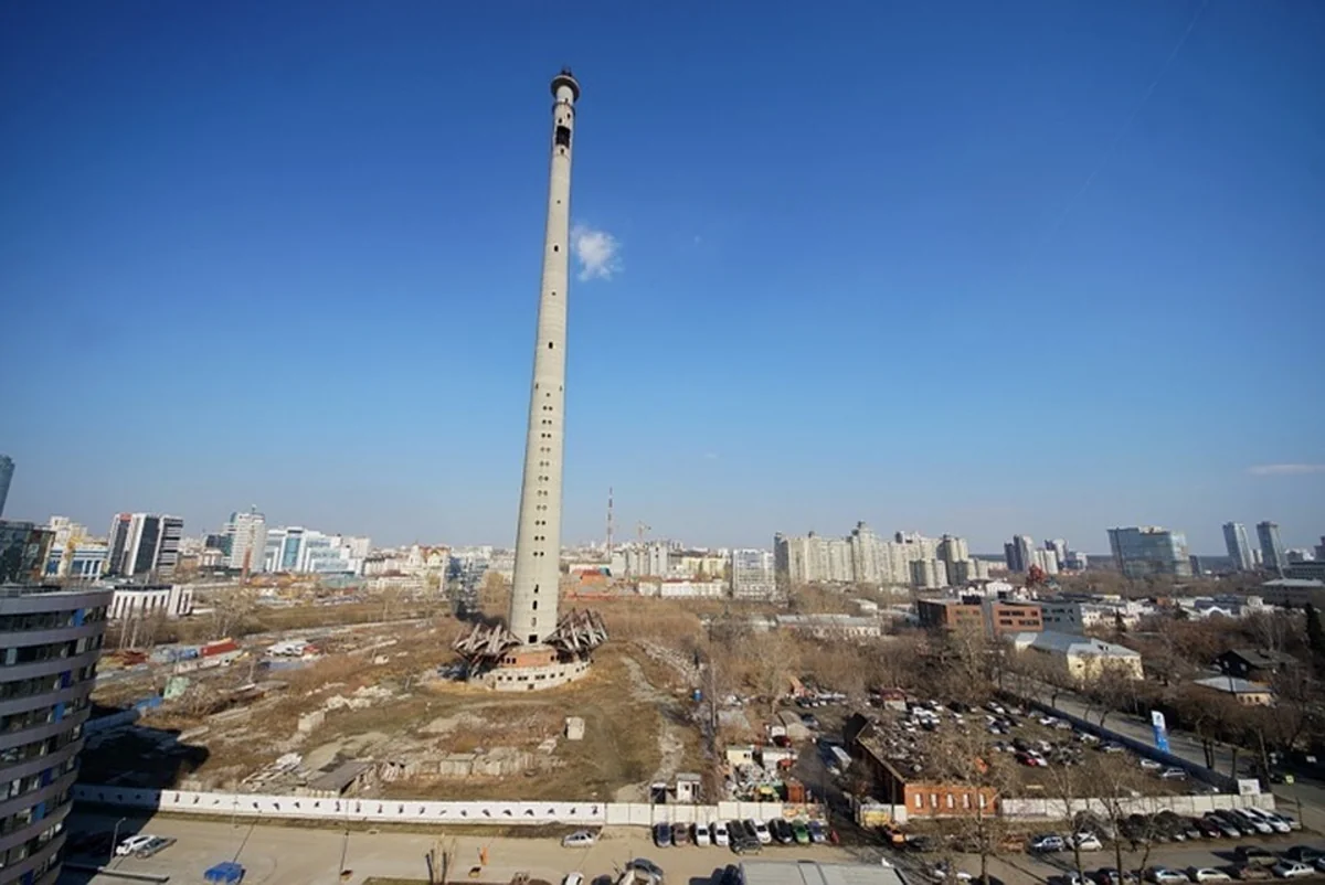 В российском Екатеринбурге снесли 220-метровую телебашню - ВИДЕО