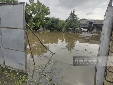 Qaxa dolu yağıb, yağış suları həyətlərə dolub