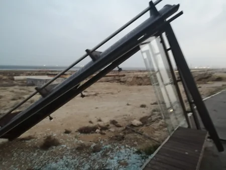 Bakıda güclü külək dayanacağı aşırıb