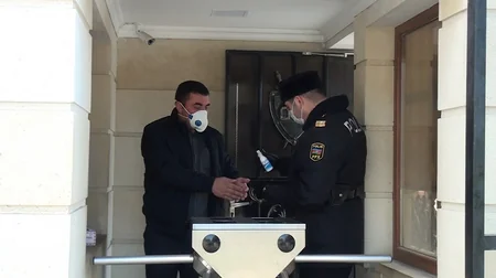 Polis sürücülərə tibbi spirt, maska və əlcək payladı