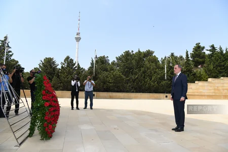 Diplomatik xidmət orqanlarının rəhbərləri Şəhidlər Xiyabanını ziyarət edib