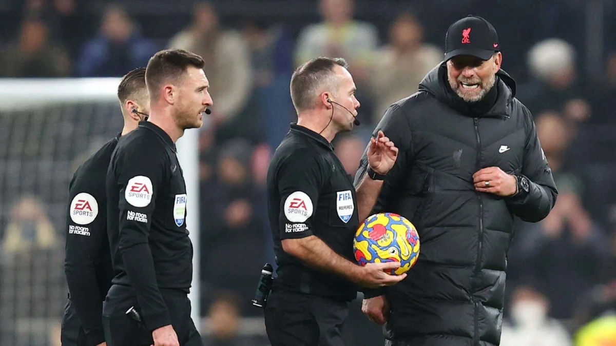 Klopp “Mançester Siti” ilə oyunda hakimə qışqırdığı üçün cəzalanıb