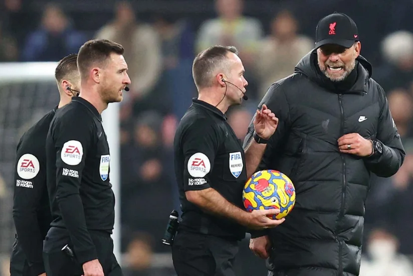 Klopp “Mançester Siti” ilə oyunda hakimə qışqırdığı üçün cəzalanıb