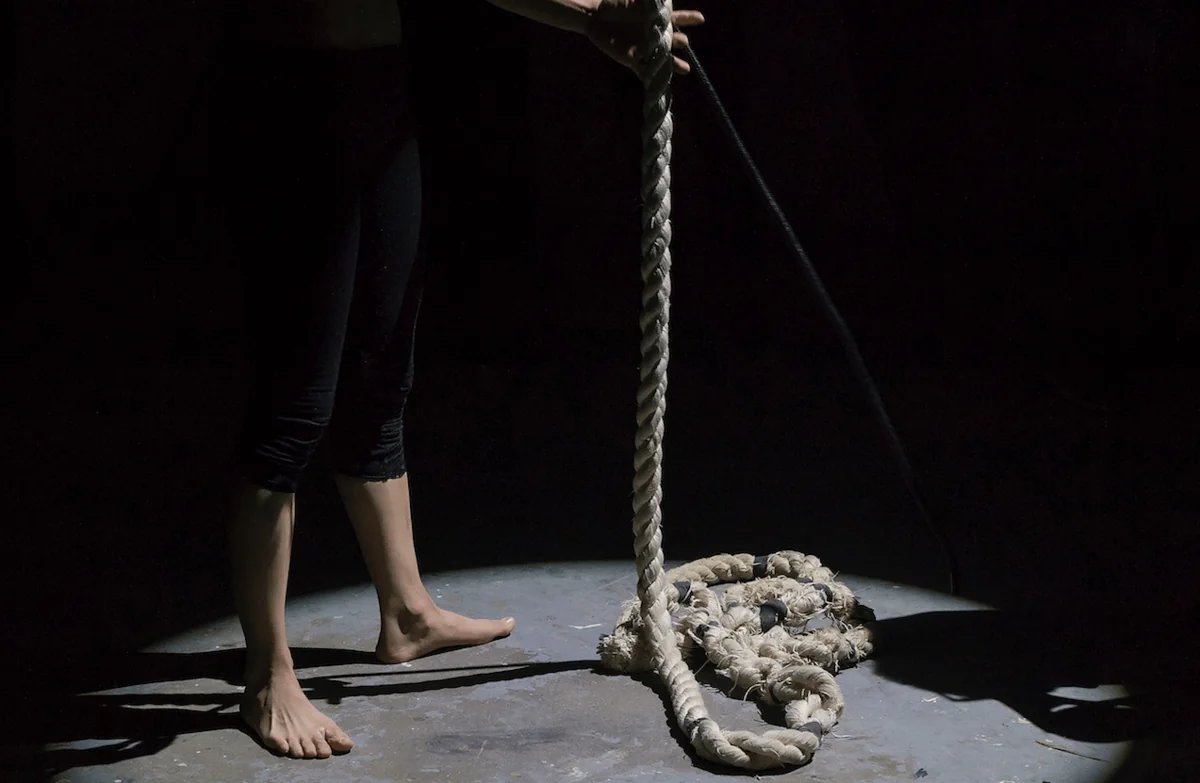 Qazaxda gənc qadın intihara cəhd edib