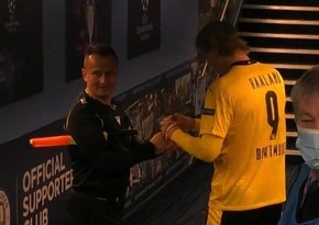 Erling Haaland  asked for his autograph by Romanian assistant referee 