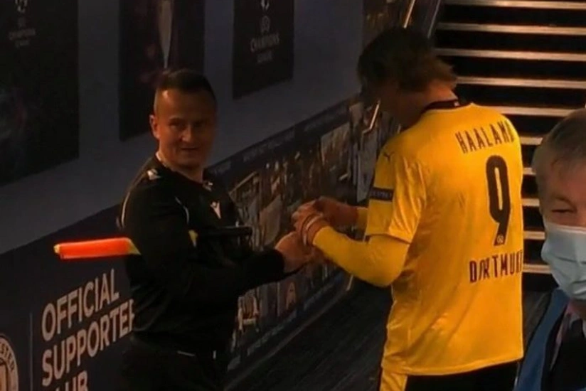 Erling Haaland asked for his autograph by Romanian assistant referee
