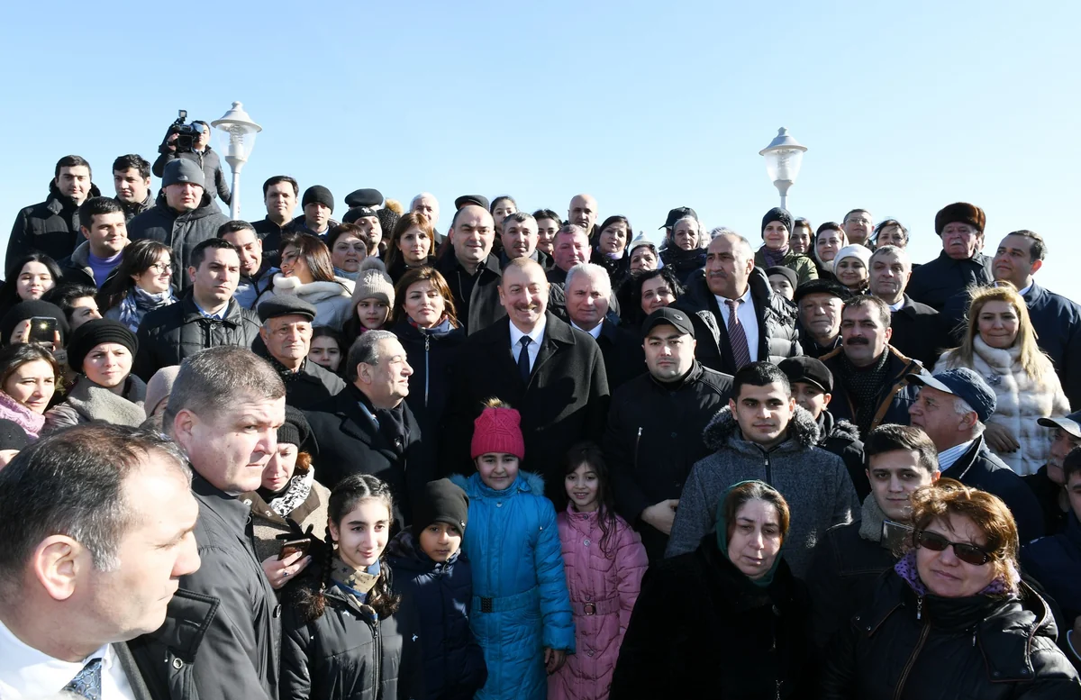 Prezident Sumqayıtın dənizkənarı bulvarında şəhərin sakinləri ilə görüşüb