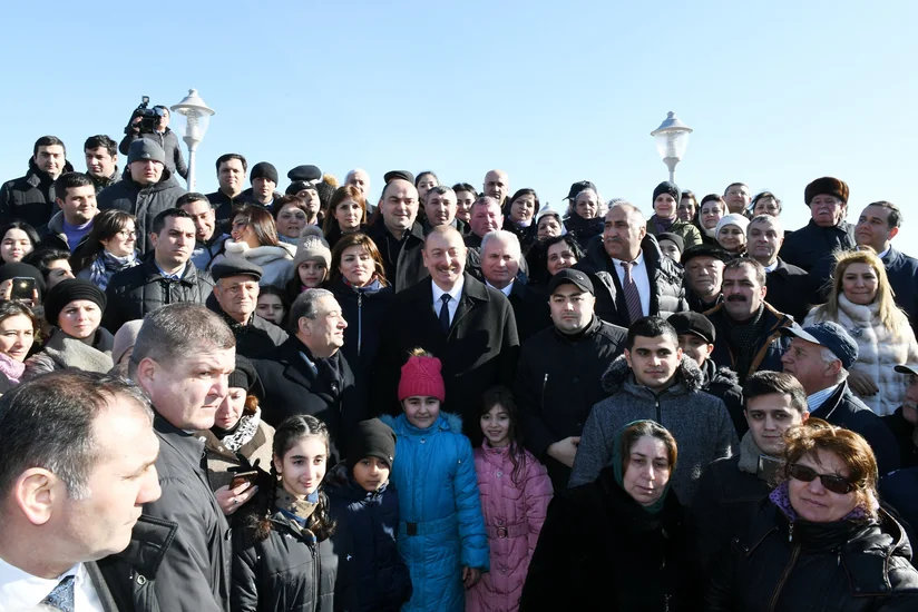 Prezident Sumqayıtın dənizkənarı bulvarında şəhərin sakinləri ilə görüşüb