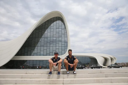 Formula 1 pilotları klassik avtomobillərlə yürüş ediblər