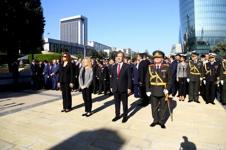 Türkiyə Respublikasının 100 illiyi münasibətilə Türk şəhidliyi abidəsi və Şəhidlər xiyabanı ziyarət olunub