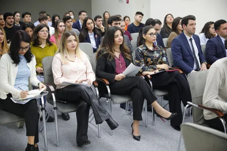 “Gənclər üçün şəhər mühiti” mövzusunda debat keçirilib