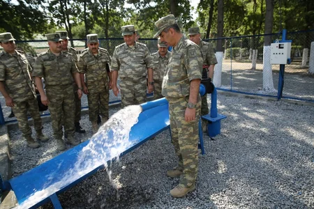 Azərbaycanın müdafiə naziri cəbhə xəttinə gedib