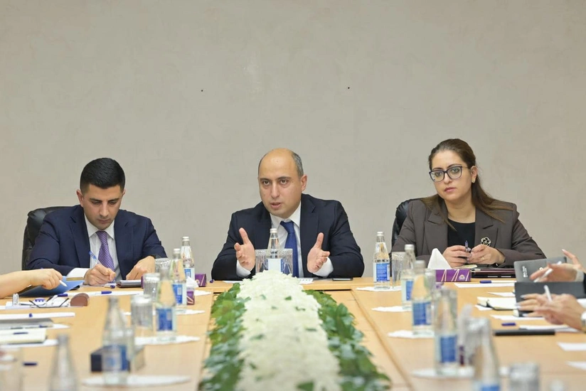 Эмин Амруллаев дал директорам рекомендации по улучшению взаимодействия в школах